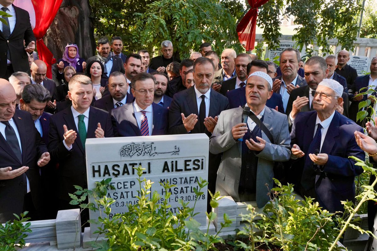 _MHPistanbul_'s tweet photo. İl Başkanımız Sn. Volkan YILMAZ, Milliyetçi Hareket Partisi MYK Üyelerimiz, İstanbul Ülkü Ocakları İl Başkanımız Sn. Alparslan DOĞAN ve İl Yönetim Kurulu Üyelerimizin katılımıyla, Şehit İl Başkanımız Recep Haşatlı ve evladı Mustafa Haşatlı'yı şehadetlerinin sene-i devriyesinde, mezarları başında dualarla andık.

Bütün ihanetlere, hain pusulara rağmen Milliyetçi Ülkücü Hareket bugün yine aynı azim, aynı inanç, aynı kararlılıktaysa serdengeçti dava büyüklerimizin kutlu mücadelesi sayesindedir.

Aziz ruhları şâd, mekanları Cennet olsun.