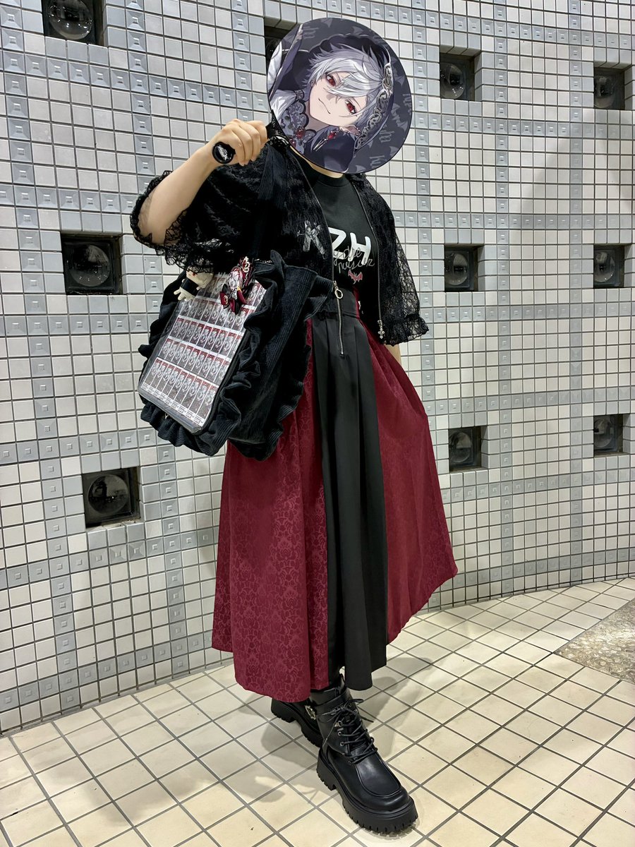 catha_am's tweet photo. #葛葉ブラッディコーデ
コーデ決まった！Tシャツは現地でライブTに変更します✨
あとこれまでのグッズも着けてくよ✌️
本番までに踊れるように練習するぞ！現地対よろ👊‼️ https://t.co/DIUZ8y7SDr