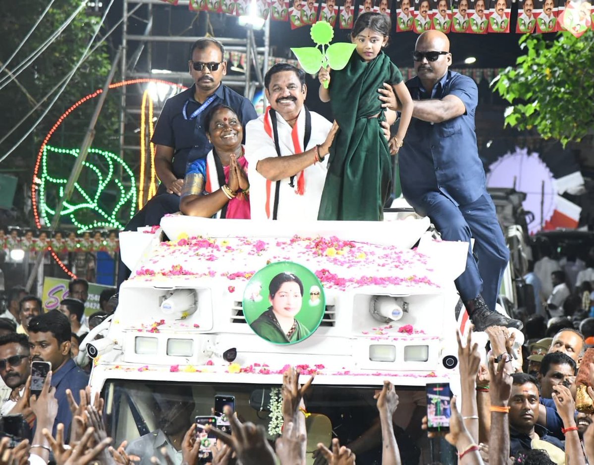 AIADMKOfficial's tweet photo. மாண்புமிகு கழகப் பொதுச் செயலாளர் புரட்சித் தமிழர் திரு. @EPSTamilNadu
அவர்கள்,

 மதுராந்தகம் சட்டமன்ற தொகுதி,  அச்சிறுபாக்கம் பகுதியில் கழக வெற்றி வேட்பாளர் திருமதி. கணிதா சம்பத் அவர்களுக்கு “இரட்டை இலை” சின்னத்தில் வாக்கு சேகரித்தார்கள்.

#வெல்லட்டும்_இரட்டைஇலை 🌱
#AIADMK #Madurantakam #ByeElections