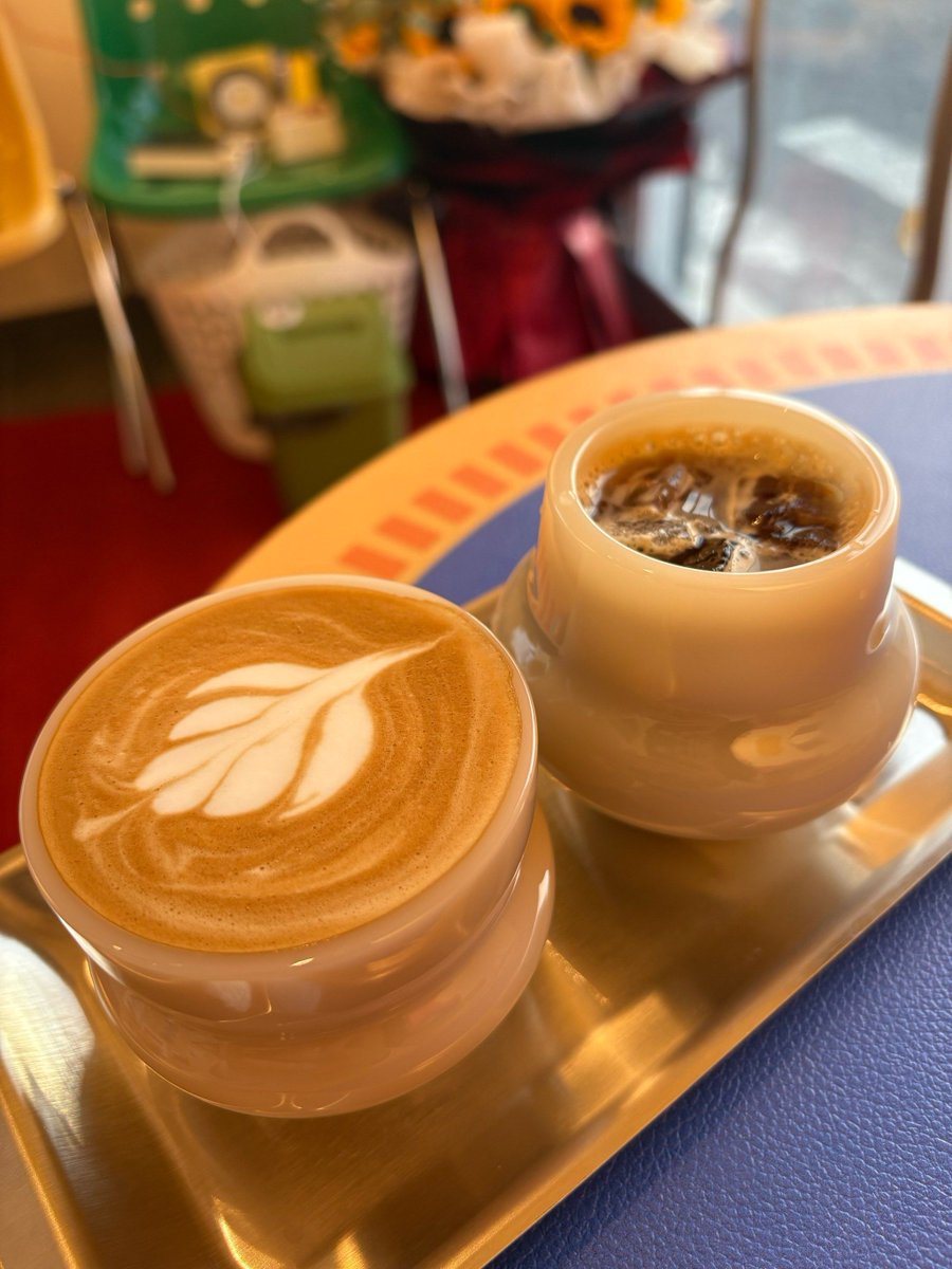 RowanDeformn's tweet photo. Café recién hecho y una luz cálida en la calle, estos pequeos placeres que alejan el día. https://t.co/WJhzbDTFau