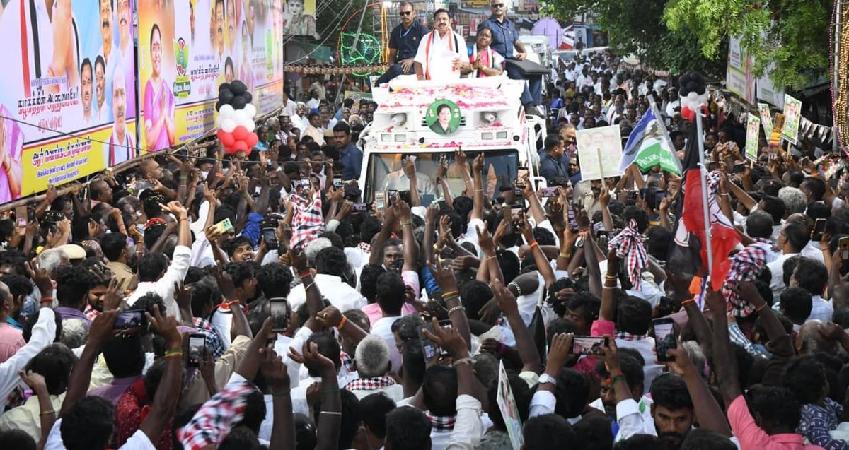 AIADMKOfficial's tweet photo. மாண்புமிகு கழகப் பொதுச் செயலாளர் புரட்சித் தமிழர் திரு. @EPSTamilNadu
அவர்கள்,

 மதுராந்தகம் சட்டமன்ற தொகுதி,  அச்சிறுபாக்கம் பகுதியில் கழக வெற்றி வேட்பாளர் திருமதி. கணிதா சம்பத் அவர்களுக்கு “இரட்டை இலை” சின்னத்தில் வாக்கு சேகரித்தார்கள்.

#வெல்லட்டும்_இரட்டைஇலை 🌱
#AIADMK #Madurantakam #ByeElections