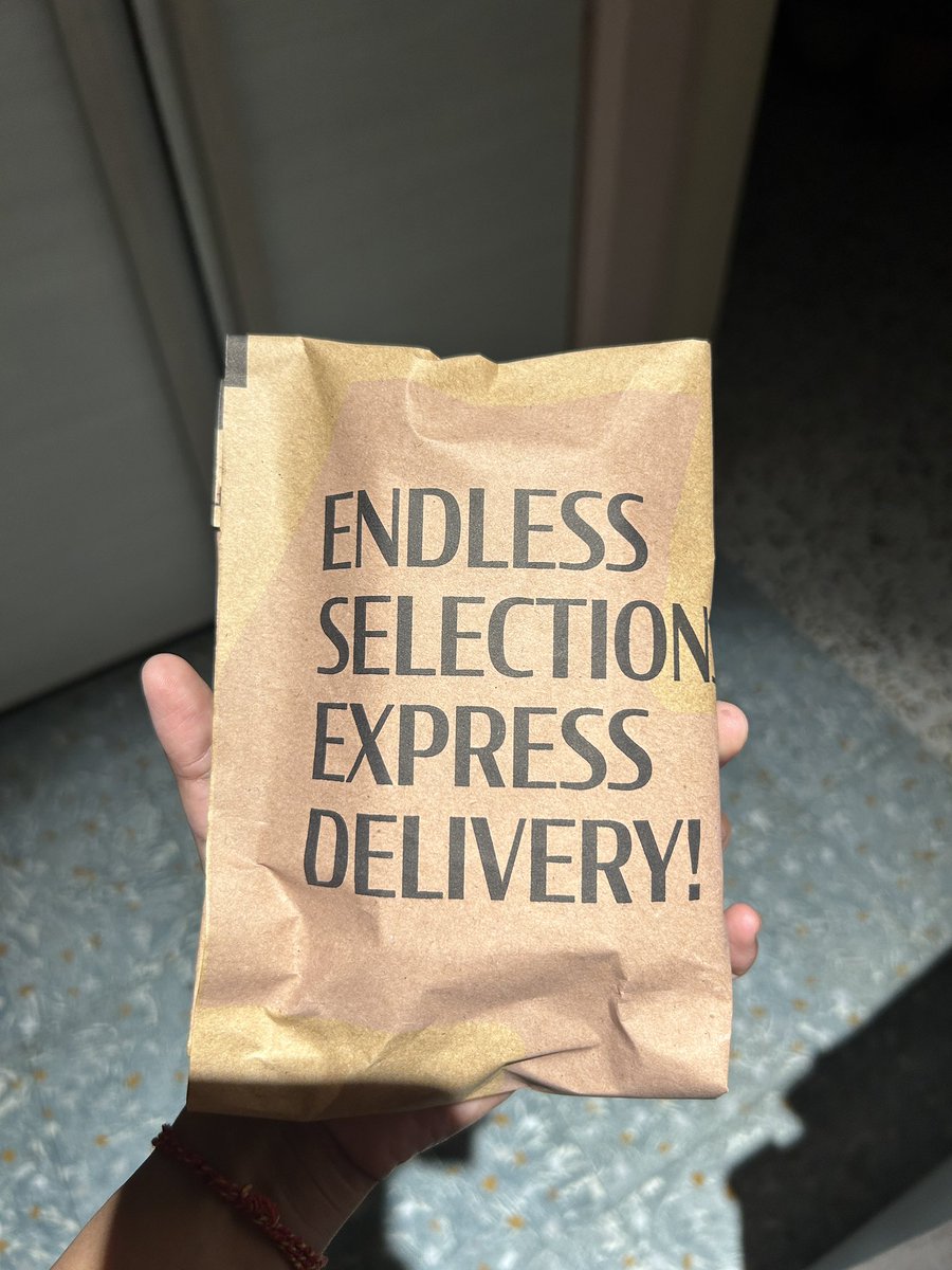aditigbihani's tweet photo. It’s brilliant how @MyNykaa never screws up an order! 100% correct deliveries in my experience of ~100 orders.

A few minutes delivery by their last minute logistics blitz is magic! The service that we wanted, but we did not know we needed. https://t.co/rKJHKVRUCY