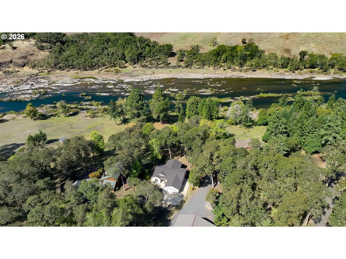 JulieBancroft5's tweet photo. Do you know someone looking for a home, or are you looking for a home? Check this one out!

Please reach out with any questions or if you'd like to know more details at 541-680-1484! https://t.co/u4CVCqOOIV
