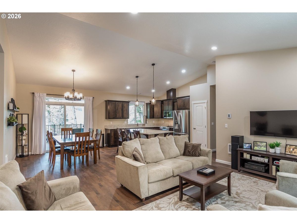 JulieBancroft5's tweet photo. Do you know someone looking for a home, or are you looking for a home? Check this one out!

Please reach out with any questions or if you'd like to know more details at 541-680-1484! https://t.co/u4CVCqOOIV
