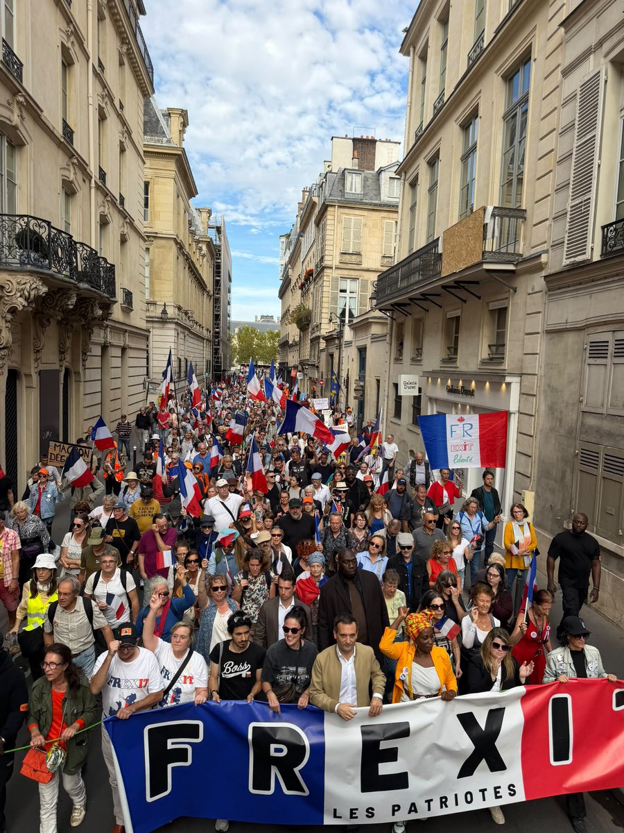 f_philippot's tweet photo. Quelle foule pour le FREXIT et pour la PAIX ! 
Pour la France libre ! 🇫🇷🇫🇷🇫🇷

À l’appel des Patriotes !

On les aura ! https://t.co/RhrTjcH07x