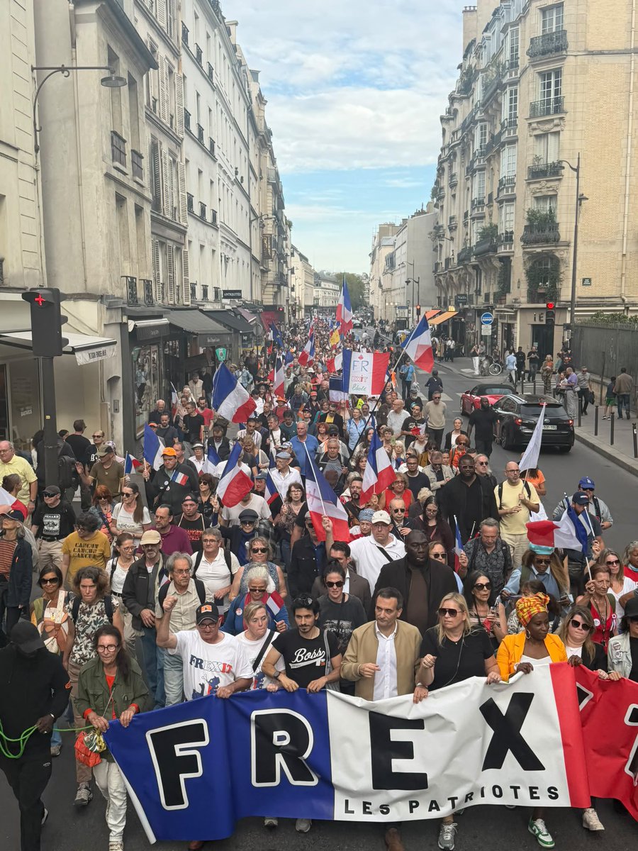 f_philippot's tweet photo. Quelle foule pour le FREXIT et pour la PAIX ! 
Pour la France libre ! 🇫🇷🇫🇷🇫🇷

À l’appel des Patriotes !

On les aura ! https://t.co/RhrTjcH07x