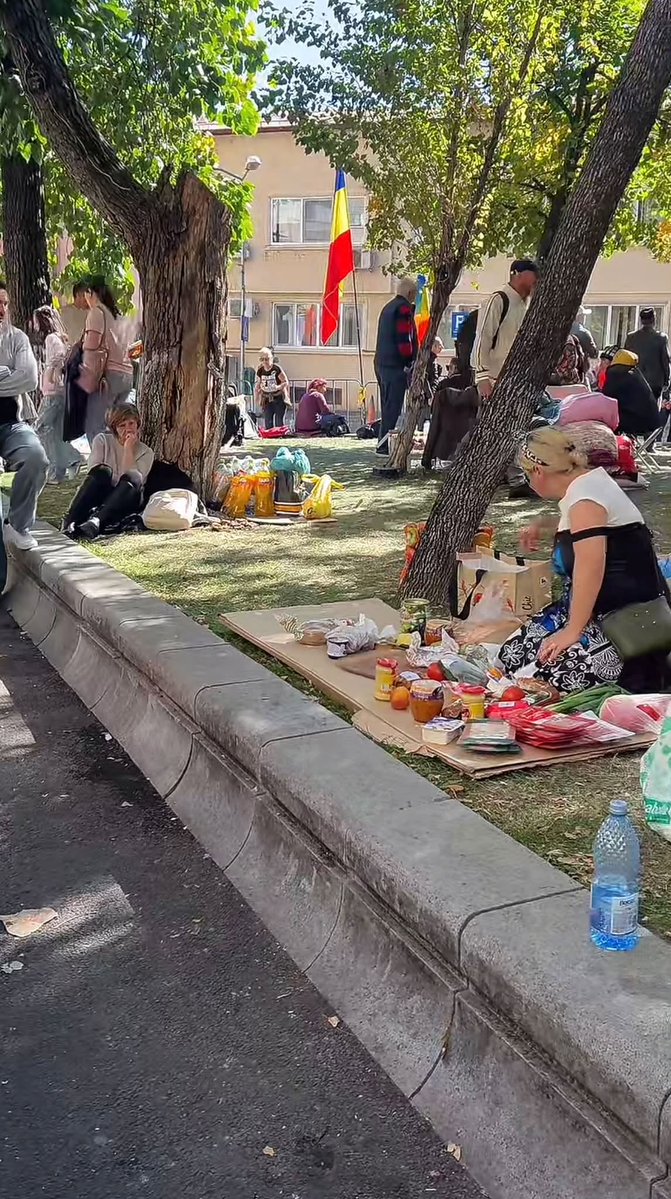 ingerisidemoni's tweet photo. Oamenii de bună credință s-au solidarizat si au venit în cursul zilei de astăzi cu alimente și apă pentru protestatarii din fața Arestului Central din București, unde au început deja să se adune sute de oameni pentru încă o noapte de proteste. Proteste similare sunt anunțate și în alte orașe ale țării.
#FreeGeorgescu