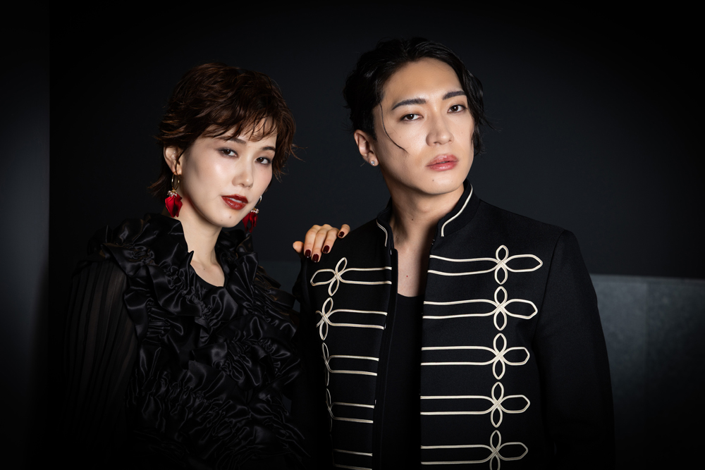 ideanews_jp's tweet photo. 『THE ALUCARD SHOW』が、2026年10月6日に開幕します。ブラド役 #松下優也 さんとマリア役 #彩風咲奈 さんのインタビューです。今回の『THE ALUCARD SHOW』の魅力、同い年のお二人のこれまでを振り返のお話などを紹介します。#ALUCARDSHOW2026
https://t.co/XVr3WCuSBo
https://t.co/M9CwOtQsUM https://t.co/APpEwlzaxQ