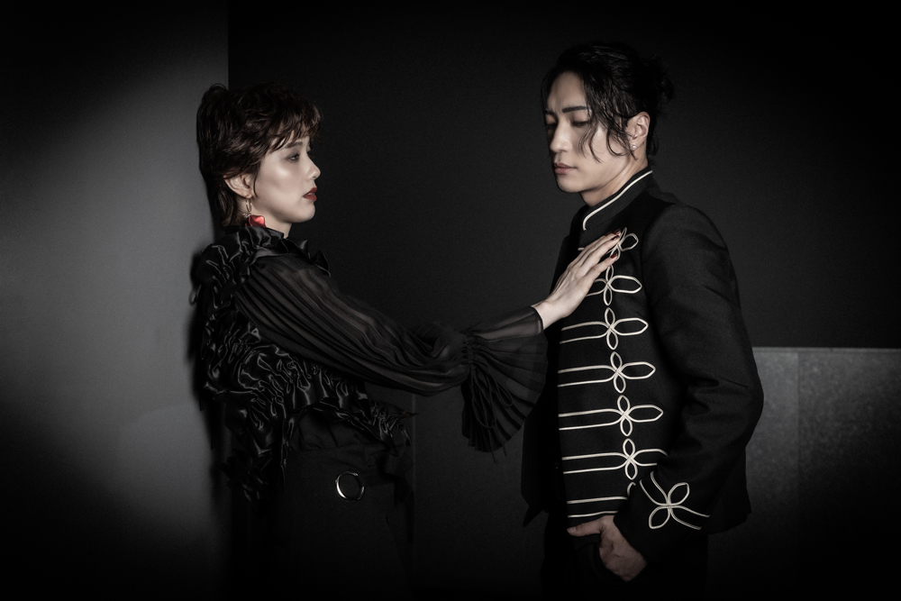 ideanews_jp's tweet photo. 『THE ALUCARD SHOW』が、2026年10月6日に開幕します。ブラド役 #松下優也 さんとマリア役 #彩風咲奈 さんのインタビューです。今回の『THE ALUCARD SHOW』の魅力、同い年のお二人のこれまでを振り返のお話などを紹介します。#ALUCARDSHOW2026
https://t.co/XVr3WCuSBo
https://t.co/M9CwOtQsUM https://t.co/APpEwlzaxQ