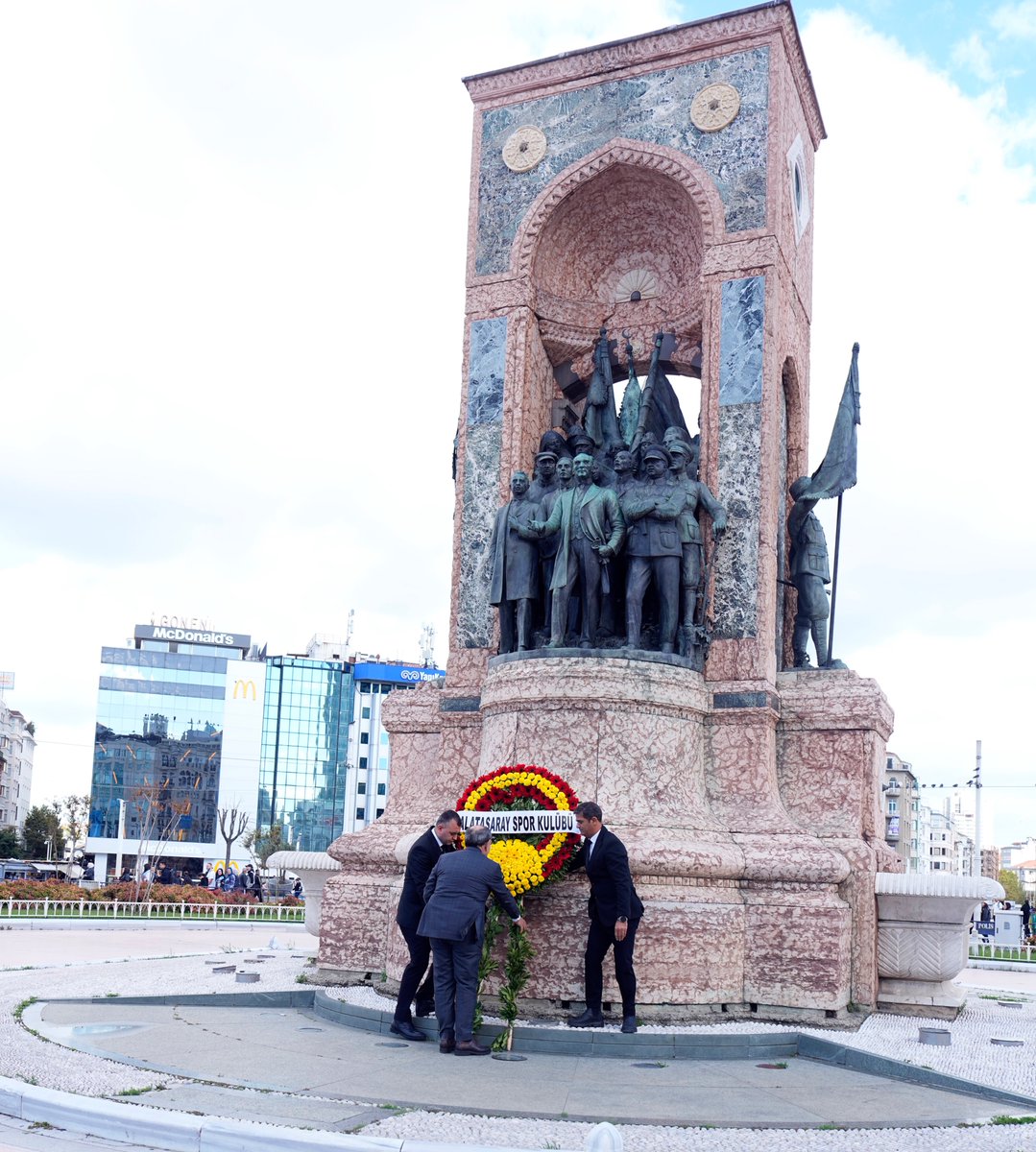 GalatasaraySK's tweet photo. Kulübümüzün Ali Sami Yen ve arkadaşları tarafından kuruluşunun 121. yıl dönümü kapsamında törenler gerçekleştirildi.

🔗 https://t.co/pH8PbLvFWd https://t.co/TAInMeSEEO
