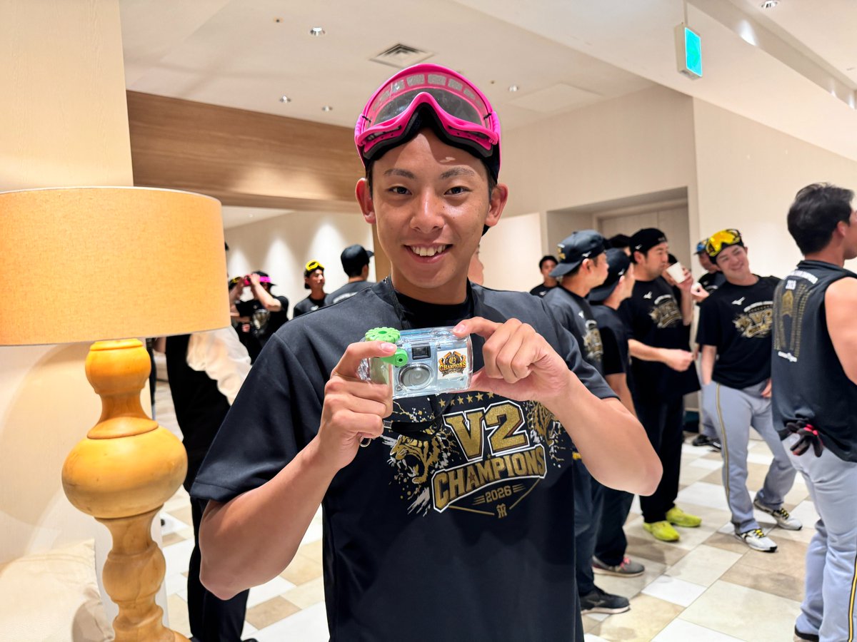 TigersDreamlink's tweet photo. 大学時代に二遊間を組んだふたりが、一緒に歓喜のときを迎えました！
パネルとぱしゃり～！⑤

#虎VV2026
#阪神タイガース
#熱覇
#連覇 https://t.co/vRJEZ0c6WY