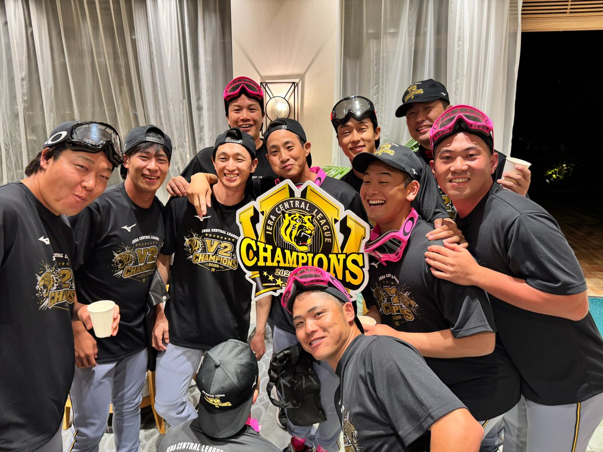 TigersDreamlink's tweet photo. 大学時代に二遊間を組んだふたりが、一緒に歓喜のときを迎えました！
パネルとぱしゃり～！⑤

#虎VV2026
#阪神タイガース
#熱覇
#連覇 https://t.co/vRJEZ0c6WY