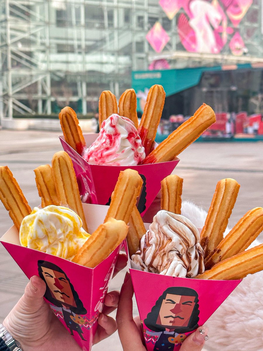 jungDalzelpj's tweet photo. Churros crujientes recién fritos, espolvoreados con azúcar, acompaados de chocolate espeso para mojar — el snack caliente perfecto en la calle. https://t.co/ARRr4tcVKi