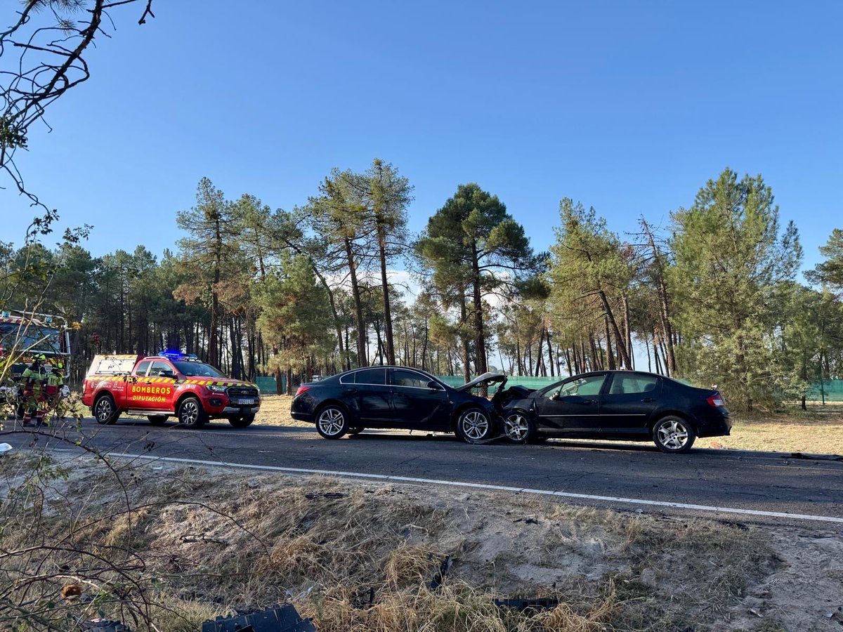 BomberosDip_VLL's tweet photo. 🚒 Intervenimos junto a los Bomberos de la Diputación de Segovia en un accidente de tráfico en la SG-333, en Chañe.

📍 Dos vehículos colisionaron frontalmente y uno de ellos se salió de la vía. Su conductor quedó atrapado por un tobillo.

👨‍🚒 Trabajamos de forma conjunta para liberar su pierna y excarcelarlo. El joven fue rescatado con vida y trasladado con fracturas en tobillos y pierna.