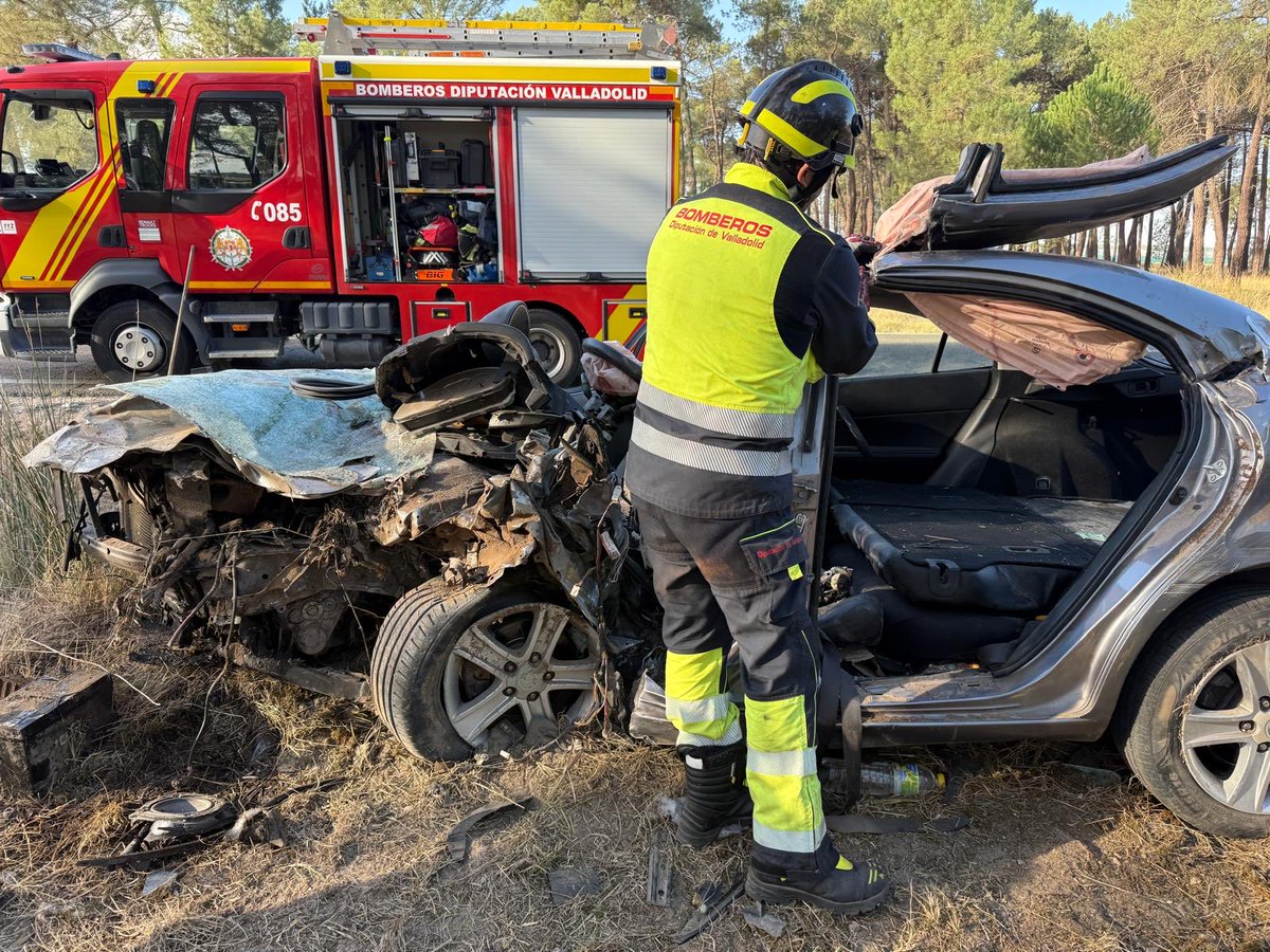 BomberosDip_VLL's tweet photo. 🚒 Intervenimos junto a los Bomberos de la Diputación de Segovia en un accidente de tráfico en la SG-333, en Chañe.

📍 Dos vehículos colisionaron frontalmente y uno de ellos se salió de la vía. Su conductor quedó atrapado por un tobillo.

👨‍🚒 Trabajamos de forma conjunta para liberar su pierna y excarcelarlo. El joven fue rescatado con vida y trasladado con fracturas en tobillos y pierna.