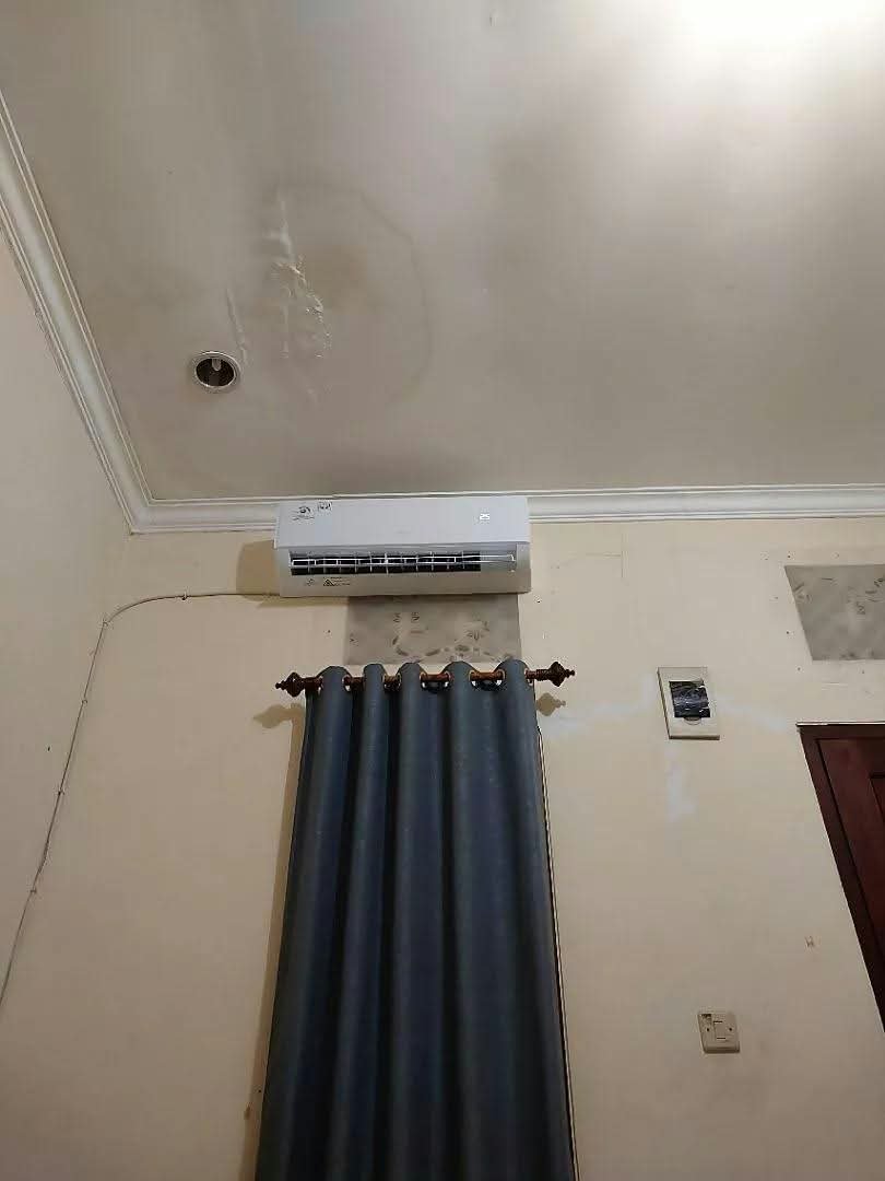 Smash1014314's tweet photo. Sejujurnya gue tuh tim yang selalu matiin AC kalau pergi keluar.

Tapi kemarin baca katanya kalau AC inverter dibiarkan nyala di suhu 25°C justru bisa lebih irit, karena nggak perlu terus-terusan mulai dari nol.

Akhirnya bulan ini gue coba lawan kebiasaan sendiri. AC ini nggak bakal gue matiin sama sekali. 😭

Bulan lalu tagihan listrik gue Rp420 ribu. Kita lihat bulan depan jadi berapa.

Ada yang pernah coba cara begini juga nggak? 👀