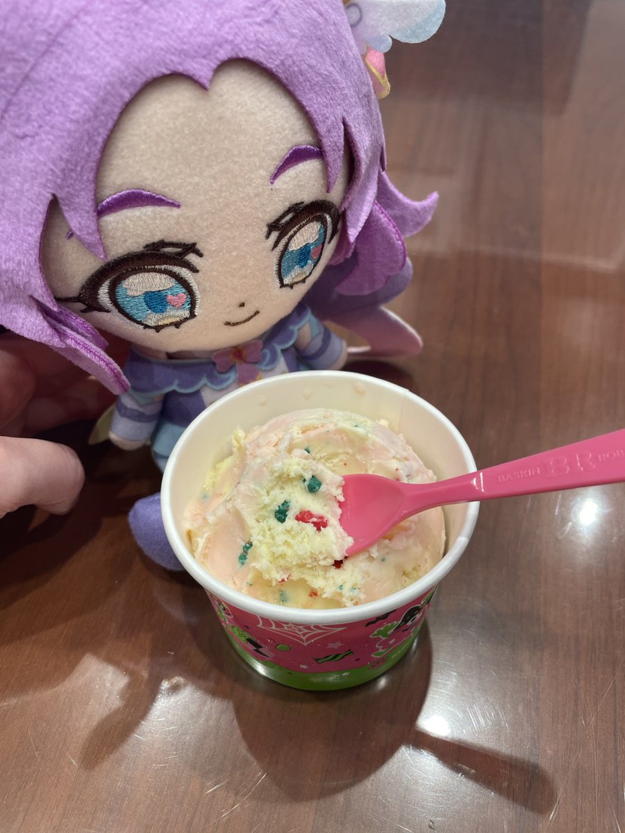 Senga_Hikari's tweet photo. ライブ 終演後🍀
アイスをいただいて、アンサーのスタンドともご挨拶してきました！

皆さんのおかげでとっても充実した1日になりました！

（ちなみに髪型お気に入りです😊）

ゆっくりおやすみください〜🌙

#たんぷり #precure #プリキュア https://t.co/SRji3Ev7e2