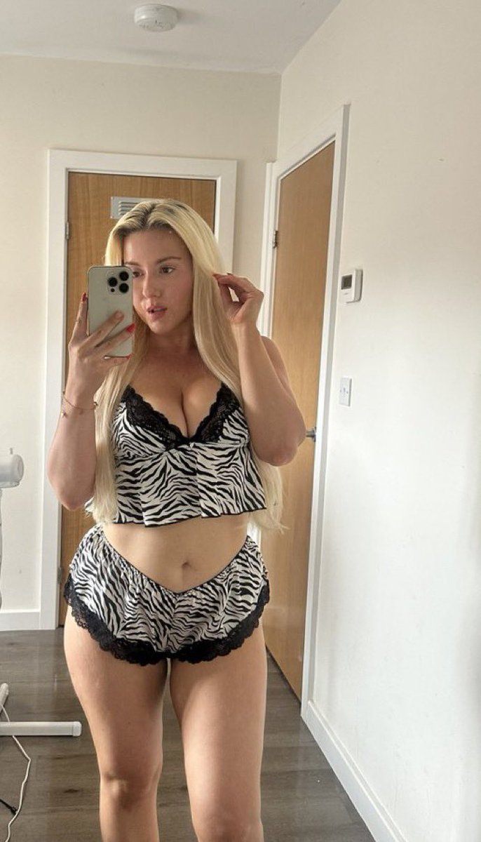 Bambigapir's tweet photo. Is my body type hot? https://t.co/wyStEZgNe7