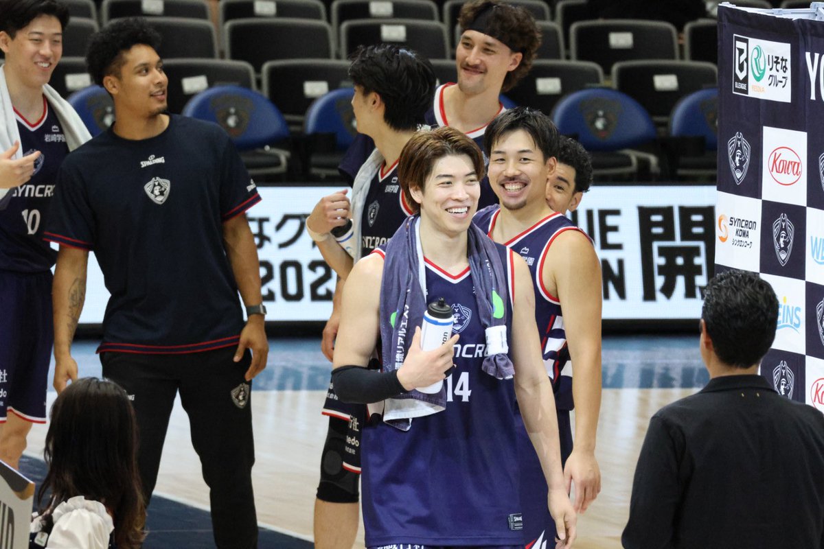 kimuko76's tweet photo. ホームでYセレいつぶり？！ってくらい、開幕戦勝利は嬉しいね☺️
明日も勝てますように💫
#ビーコル はやっぱり笑ってる方が良いね😆みんな嬉しそう✨ https://t.co/JqYVQc1XrR