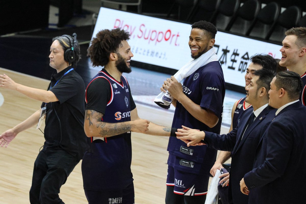 kimuko76's tweet photo. ホームでYセレいつぶり？！ってくらい、開幕戦勝利は嬉しいね☺️
明日も勝てますように💫
#ビーコル はやっぱり笑ってる方が良いね😆みんな嬉しそう✨ https://t.co/JqYVQc1XrR