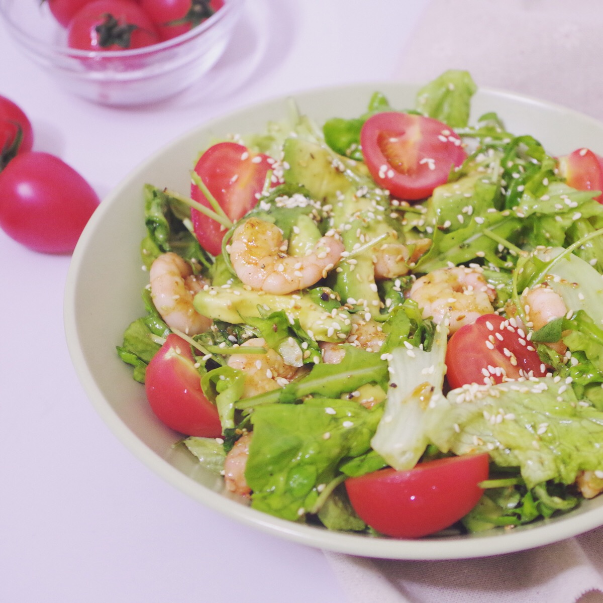 Maritzajcnz's tweet photo. Disfrutando de un almuerzo ligero pero delicioso hoy: ensalada fresca con aguacate, tomate y queso feta, acompaada de una rebanada de pan integral. Perfecto para recargar energías en la tarde. https://t.co/8Il9zQAjeN