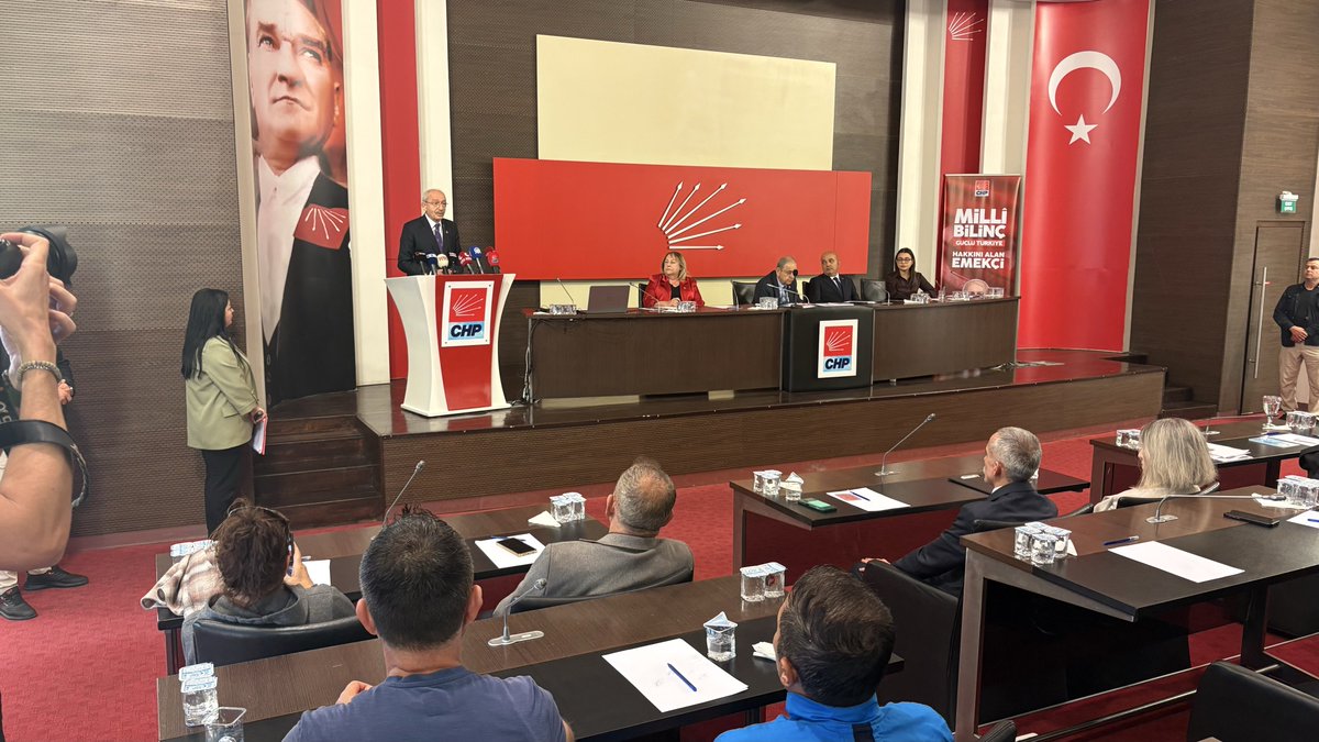 fethigurer's tweet photo. Staj ve Çırak Mağdurları Dernek Başkanları illerinden gelerek CHP Genel Merkezinde bir kez daha sorunlarını anlattı.
CHP Genel Başkanı Sn.Kemal Kılıçdaroğlu “sorun çözülünceye kadar yanınızdayız.Kanun teklifi ve meclis araştırmaları ile de sürekli meclisin gündemine getireceğiz” dedi.