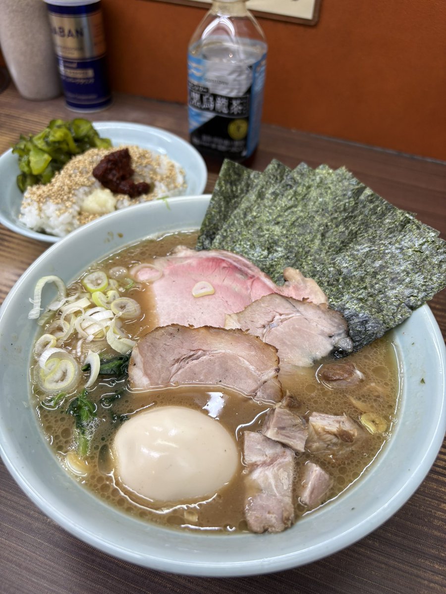 hatake19296's tweet photo. 2026/10/3
23:23並び6名
23:43着丼

#特製らーめん
#武蔵家川口店 @川口

2026年138回目の武蔵家川口店さんへ！
3日振りの訪問になります！
鬼本大将、ひろとさん、凰介さん、お心遣いありがとうございました！
ごちそうさまでした！ https://t.co/EwUq3nqjBj