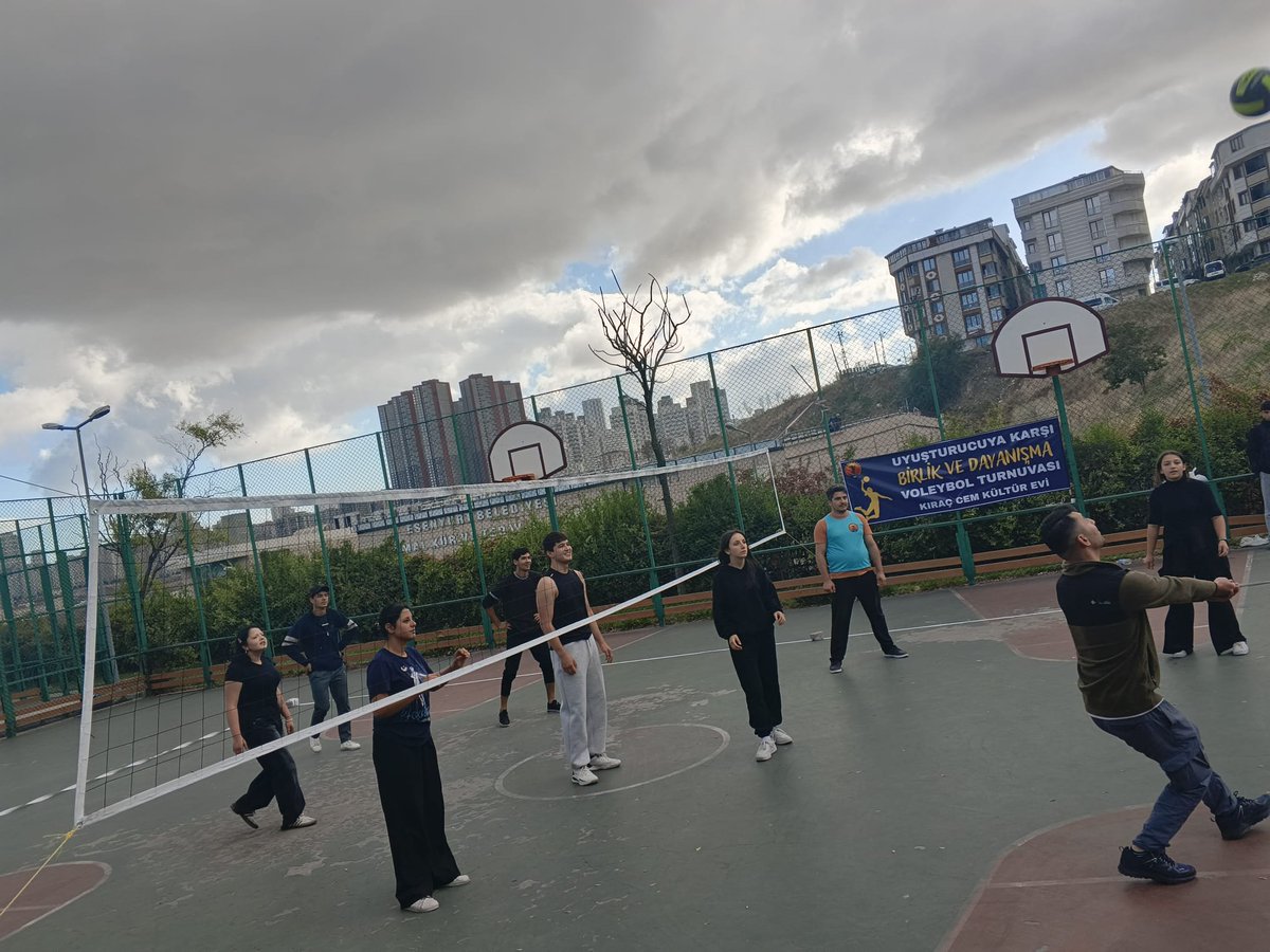 TipEsenyurt's tweet photo. UYUŞTURUCUYA VE YOZLAŞMAYA KARŞI TURNUVA DEVAM EDİYOR!

Voleybol turnuvamızın üçüncü maçlarını tamamladık.

Esenyurt İlçe Örgütümüzün Sportif Faaliyetler Birimi ile Kıraç Gençlik karşı karşıya geldi.

Dostluk ve dayanışma içerisinde geçen maçta bir kez daha seslendik:

MAHALLEMİZE SAHİP ÇIKACAĞIZ!

Uyuşturucuya, yozlaşmaya ve gençlerimizi yalnızlaştıran her türlü anlayışa karşı; sporu, dayanışmayı ve birlikte mücadeleyi büyütmeye devam edeceğiz.

KATIL, BÜYÜTELİM!
KATIL, DEĞİŞTİRELİM!
KATIL, KAZANALIM!