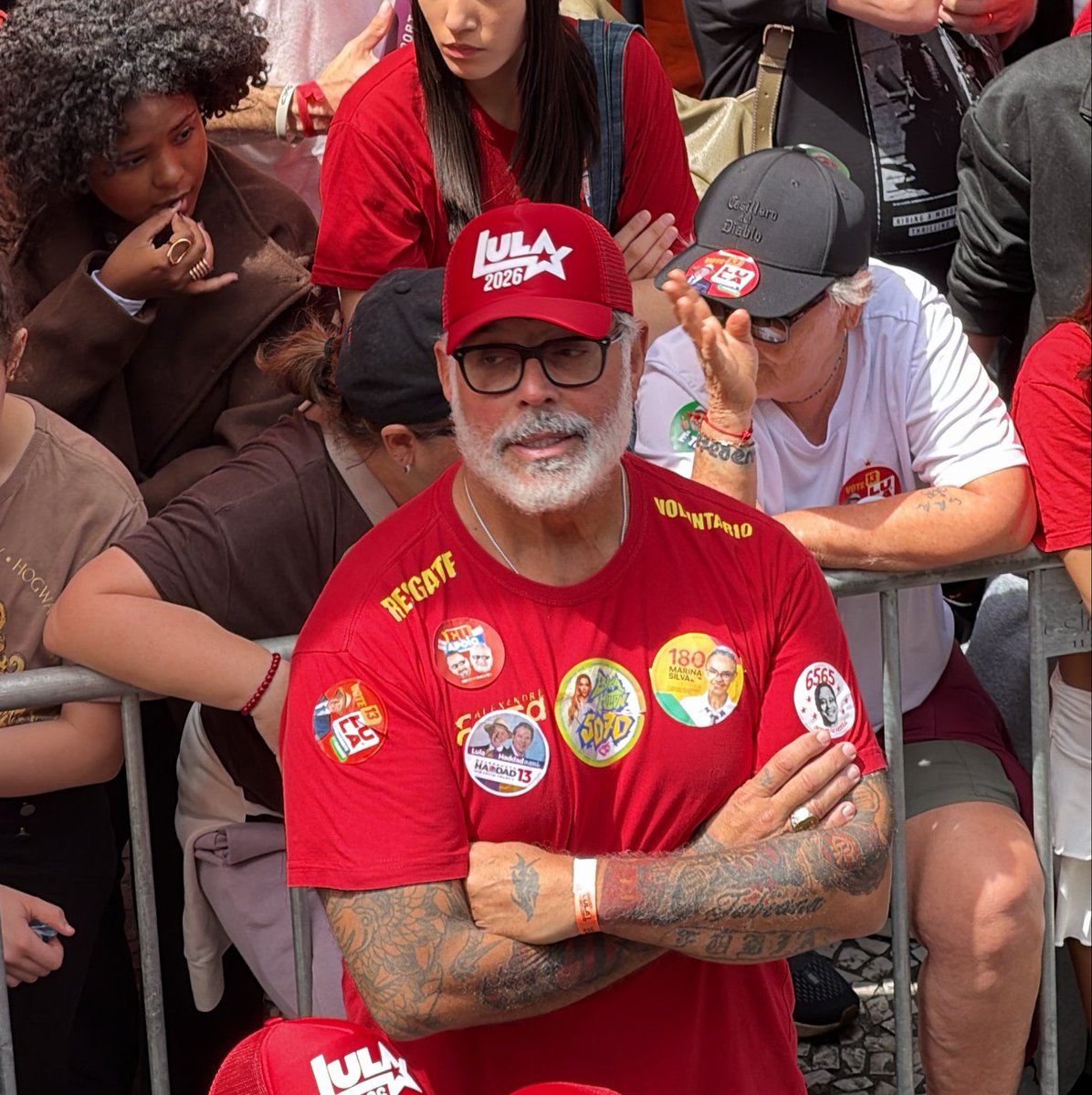 stagepopbr's tweet photo. Alexandre Frota se cura do bolsonarismo e participa de passeata em apoio a Lula LOTADO de adesivos com o logo do PT. https://t.co/kCq5Viy7OE