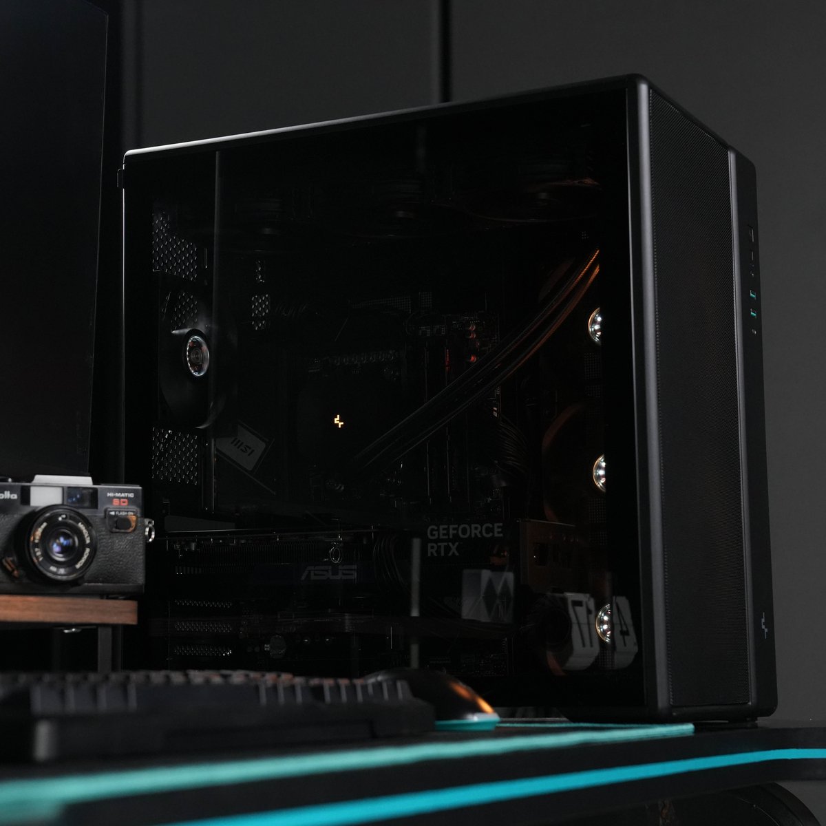 Deepcoolglobal's tweet photo. Black on black on black🖤 Would you keep it this clean, or add a little glow?🤔
Case: CG590 MESH 2F
AIO: LE360 V2 ZERO DARK
#deepcool #airflow #pcbuilding #fps #gamingpc #gamerlife #esports #cpucooler #lga1851 #am4 #am5 #memes https://t.co/KsUrIk7M0Y