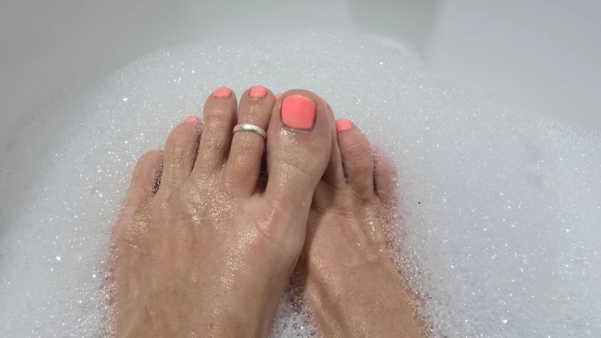 Veronic24478444's tweet photo. Bubble bath spoil #feet #footfetısh #toes #prettyfeet #toering #pinknails https://t.co/s34lbrwFNv
