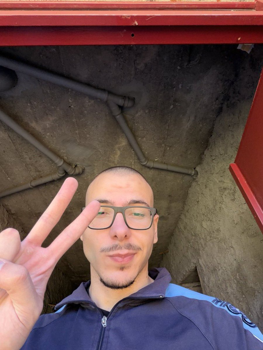 Xieweb3's tweet photo. Be loshmi

> crypto trader & creator
> 55.9k followers 

> joined twitter 2022
> has been trading for around 6 years
took plenty of losses along the way

> has openly talked about bad trades and missed opportunities

> once considered stepping away from trading

> round-tripped over $45K on Abstract
lost five figures trading perps

> fumbled multiple six-figure opportunities

> got hacked and lost over $6K

then came $STONK

> bought around $1M market cap
publicly shared his thesis

> kept buying the dips
> watched his portfolio go from $5K → $25K → $4K

> never sold

> then STONK starts gaining traction
his position grows into 6 figures
hundreds of people watch the trade unfold everyone starts telling him to sell

> September 2026

> closes his positions
> realizes $327,436 in profit

> says the journey toward 7 figures is still live