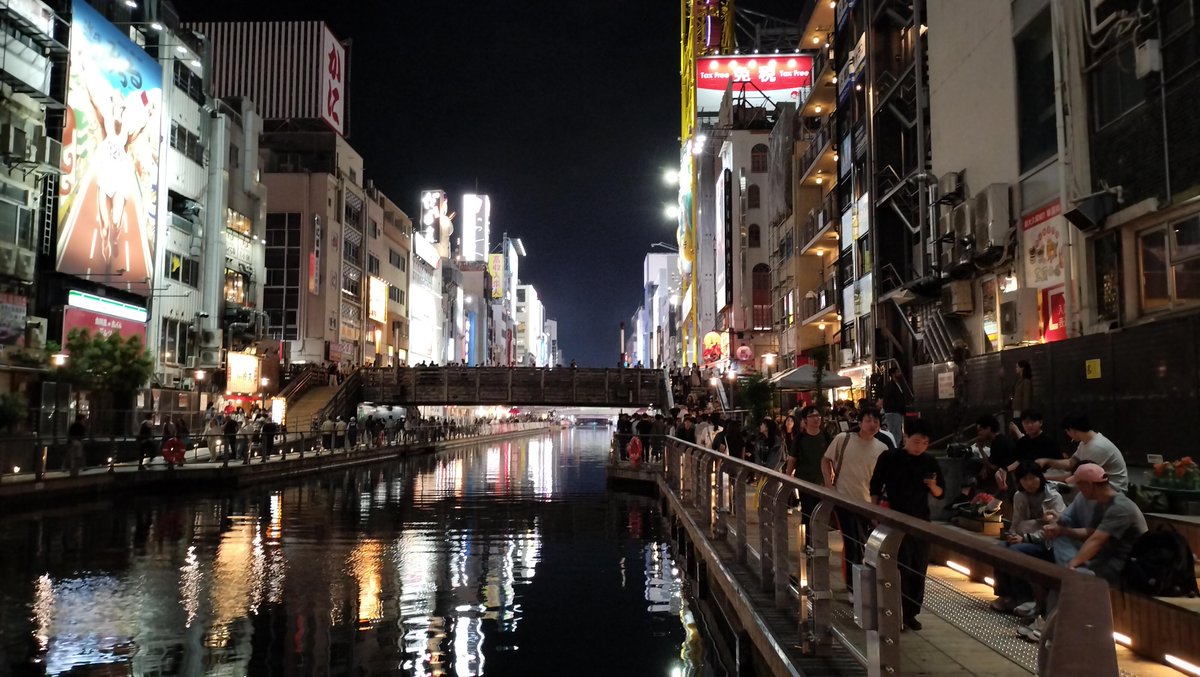 cha_da_ta's tweet photo. 阪神優勝を見届けようと、昼からテレビを見続けた結果、夜に巨人が負け、優勝決定。運動不足とちょとしたモヤモヤを晴しに、道頓堀川まで夜のお散歩。戎橋付近以外は、混乱もなく普通の週末（酔ったインバウンドさんは多い）でしたが、なんとなく優勝ムード漂う街をみて、良かったと思いました。 https://t.co/2fGl7cOKN1