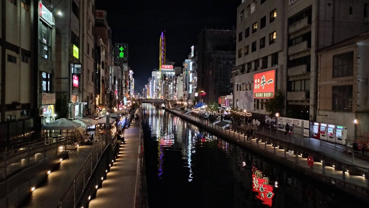 cha_da_ta's tweet photo. 阪神優勝を見届けようと、昼からテレビを見続けた結果、夜に巨人が負け、優勝決定。運動不足とちょとしたモヤモヤを晴しに、道頓堀川まで夜のお散歩。戎橋付近以外は、混乱もなく普通の週末（酔ったインバウンドさんは多い）でしたが、なんとなく優勝ムード漂う街をみて、良かったと思いました。 https://t.co/2fGl7cOKN1