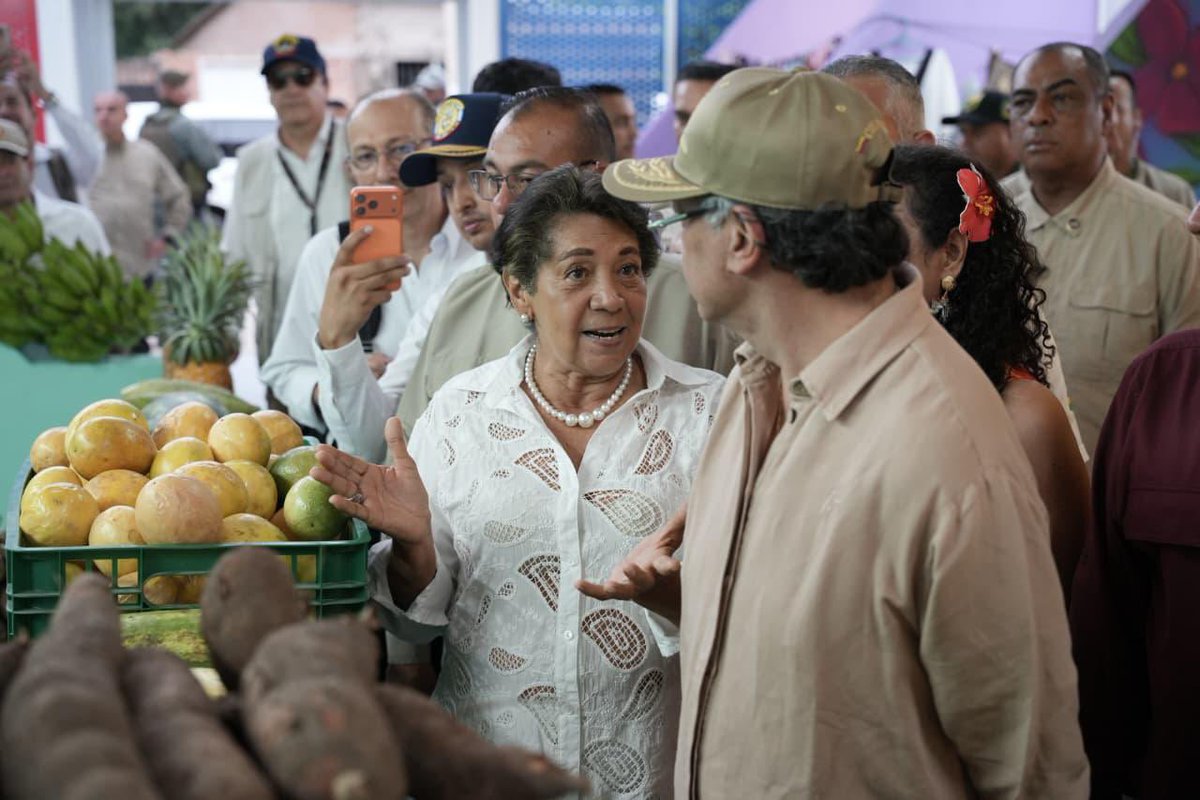 RodriguezAmayaM's tweet photo. Durante el gobierno de @petrogustavo se fortalecieron las organizaciones campesinas y comunitarias del sur de la Guajira. Se crearon redes agroalimentarias en San Juan del Cesar, donde entregamos a la comunidad un Punto de Abastecimiento Solidario #Pas .  La decisión de revocar áreas de protección agropecuaria es una cachetada de Abelardo a la gente de la economía popular, campesina y solidaria del sur de la Guajira.

Con esta decisión, se desprotege la producción de alimentos, se le da vuelo a la minería y se incrementará la pobreza del campesinado y los pueblos indígenas. Hay que defender la reforma agraria que inició el gobierno del cambio.