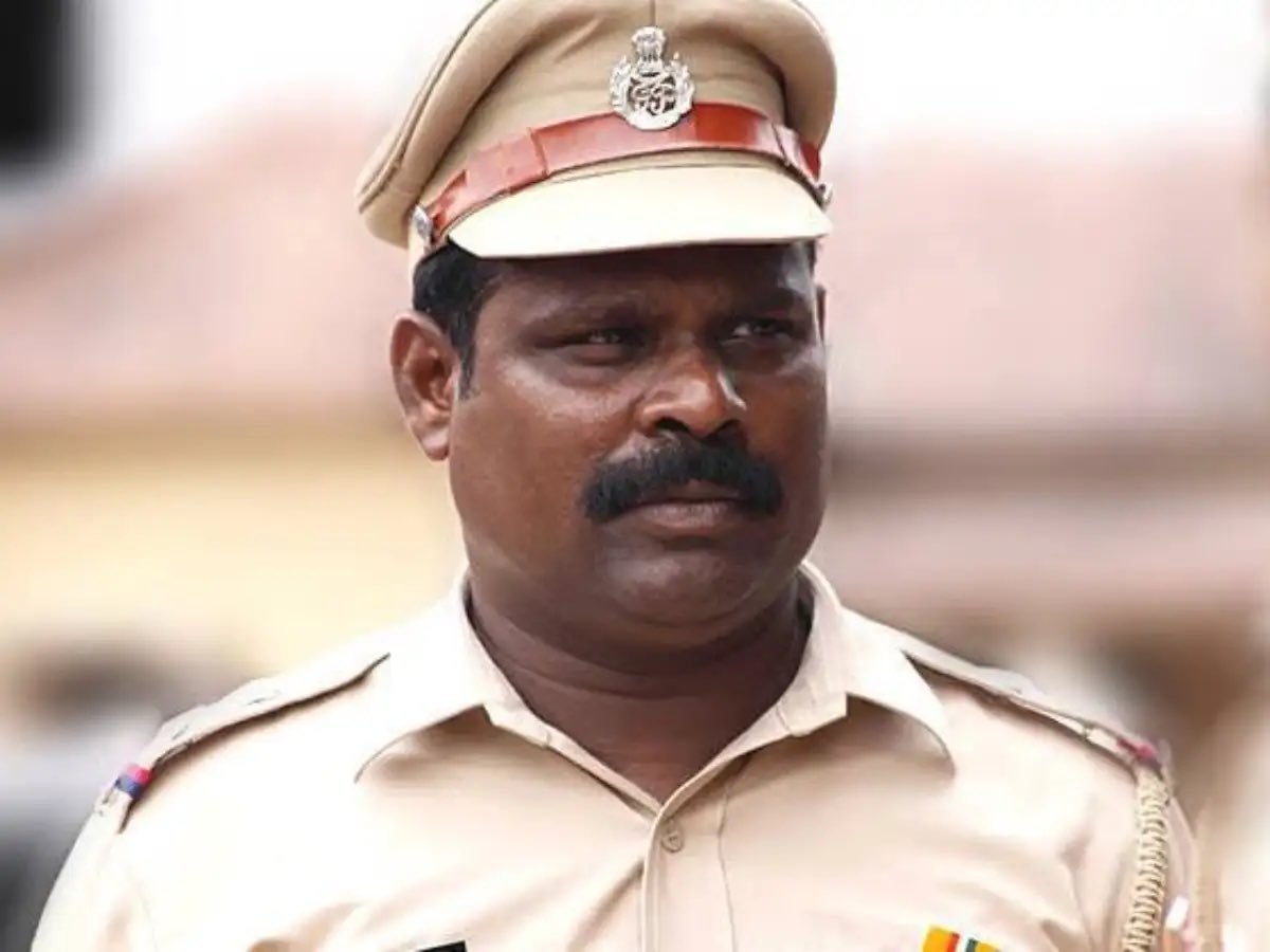 distress_baba's tweet photo. @ajaydevgn @prakashraaj @AbhishekPathakk @KumarMangat He was a solid corrupt cop. But as he said ‘Vijay aur meri biwi ne zindagi narak bana di’.😜

#DrishyamTheConclusion https://t.co/vqmpXcpcye
