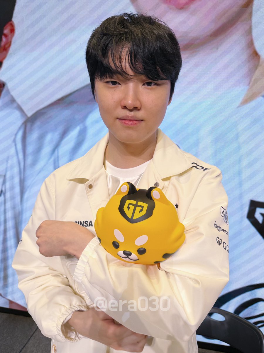 era030's tweet photo. 쵸비 젠랑이 안?아..

#쵸비 #Chovy https://t.co/nv0DkYSqpf