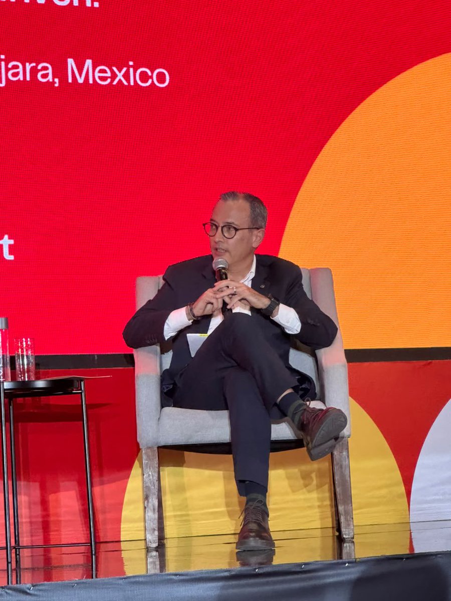 carlosivanmoren's tweet photo. Ayer participé en la Cumbre QS de Educación Superior: Américas 2026 #QSHigherEdSummit 🌎 en la @UPGdl, espacio de encuentro con más de 500 líderes universitarios de la región.

En una muy interesante charla de cierre con la CEO de QS, Jessica Turner, hablé sobre la policrisis universitaria: caída demográfica; pérdida del valor del títulos; escasez de financiamiento; irrupción de la IA.

Para enfrentarla, las universidades deben competir menos y colaborar más; y volcar toda su capacidad de innovación y de autocrítica hacia adentro para transformarse.

También reiteré la visión y convicción desde la @SEP_mx 🇲🇽 de que la educación superior es un derecho, y no una mercancía ni un privilegio. 

Finalmente, también compartimos la convicción de que la universidad debe ir mucho más allá de la empleabilidad, debe fortalecer su misión para formar buenos ciudadanos, con pensamiento crítico, empatía y habilidades para colaborar y transformar su entorno.

En efecto, como lo afirma el lema del encuentro, la misión universitaria debe estar centrada en lo humano y guiada por el propósito de vida.

¡Agradezco la invitación a QS y a la rectora de la UP @FerLlergo!