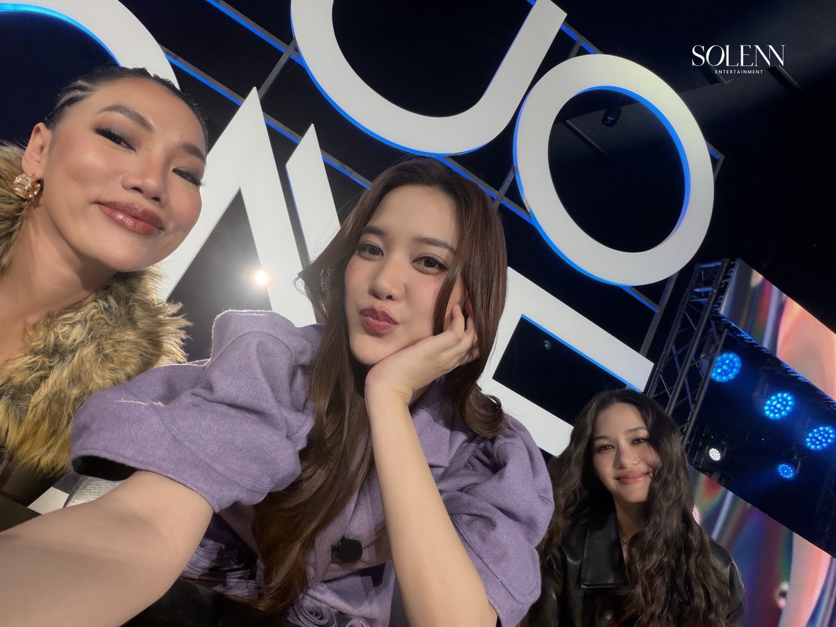 officialFBUS's tweet photo. RT @Solenn_Ent: Caught in a selfie before the commentary begins 👀📸

#DUOONEXFreenBecky
#DUOONEEP3 https://t.co/RHgT4ghXNd