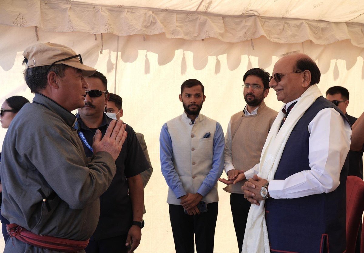 LadakhTimes's tweet photo. L-G Vinai Kumar Saxena interacted with nearly 200 Nambardars at Lok Niwas, discussing grassroots governance and public concerns, including water shortages. He assured priority action and continued administrative support.

#Ladakh #Nambardars #Governance https://t.co/GiL8TSr4zX
