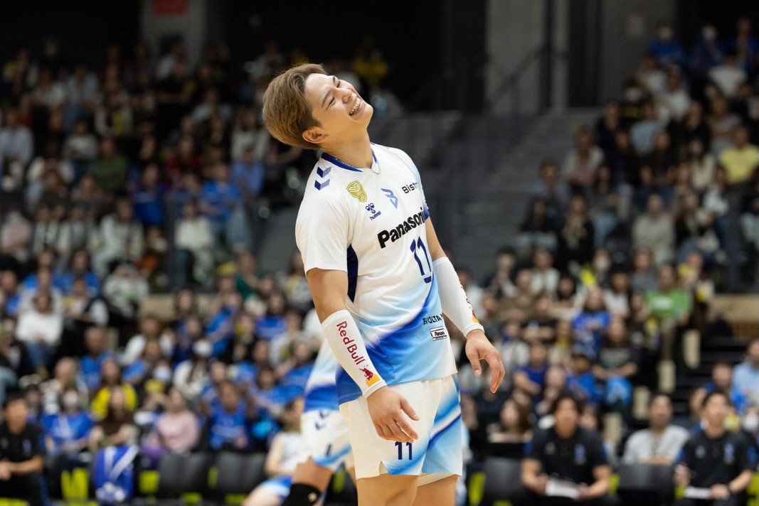 908_mika's tweet photo. おめでとうございます🔷
お疲れ様でした。
今シーズンも応援し、
また観に行きます！
ブルテポーズ好きー
パピもいるー💙
@OSAKA__BLUTEON https://t.co/eB9sG6eCyY