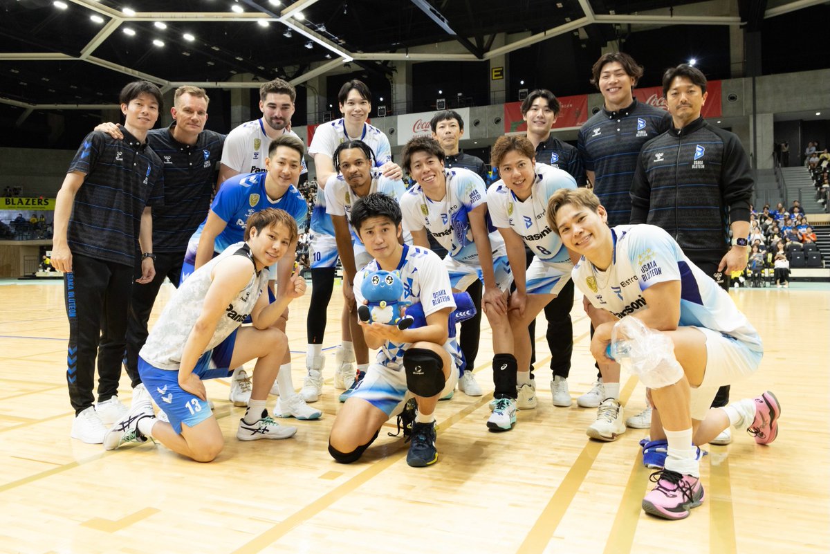 908_mika's tweet photo. おめでとうございます🔷
お疲れ様でした。
今シーズンも応援し、
また観に行きます！
ブルテポーズ好きー
パピもいるー💙
@OSAKA__BLUTEON https://t.co/eB9sG6eCyY