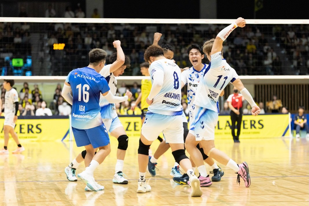 908_mika's tweet photo. おめでとうございます🔷
お疲れ様でした。
今シーズンも応援し、
また観に行きます！
ブルテポーズ好きー
パピもいるー💙
@OSAKA__BLUTEON https://t.co/eB9sG6eCyY