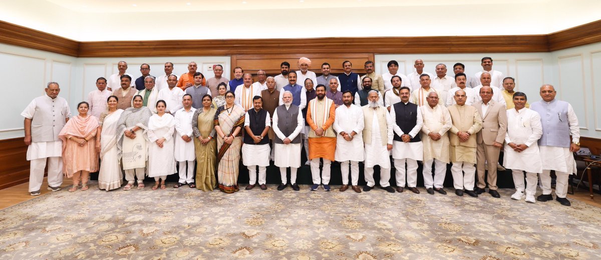 NayabSainiBJP's tweet photo. यशस्वी प्रधानमंत्री आदरणीय श्री @NarendraModi जी से आज नई दिल्ली स्थित प्रधानमंत्री आवास पर हरियाणा भाजपा के वरिष्ठ पदाधिकारियों एवं माननीय विधायकों के साथ आत्मीय भेंट कर उनका स्नेह एवं मार्गदर्शन प्राप्त किया। इस अवसर पर भाजपा के राष्ट्रीय अध्यक्ष श्री @NitinNabin जी की गरिमामयी उपस्थिति भी रही।

बैठक में विभिन्न विषयों पर सार्थक एवं सकारात्मक संवाद हुआ। प्रदेश के विकास, जनकल्याण और संगठन को और अधिक प्रभावी बनाने से जुड़े विषयों पर भी विस्तार से चर्चा हुई।

आदरणीय प्रधानमंत्री जी का मार्गदर्शन और उनके विचार सदैव हमें जनसेवा के संकल्प को और अधिक मजबूती के साथ आगे बढ़ाने की प्रेरणा देते हैं।