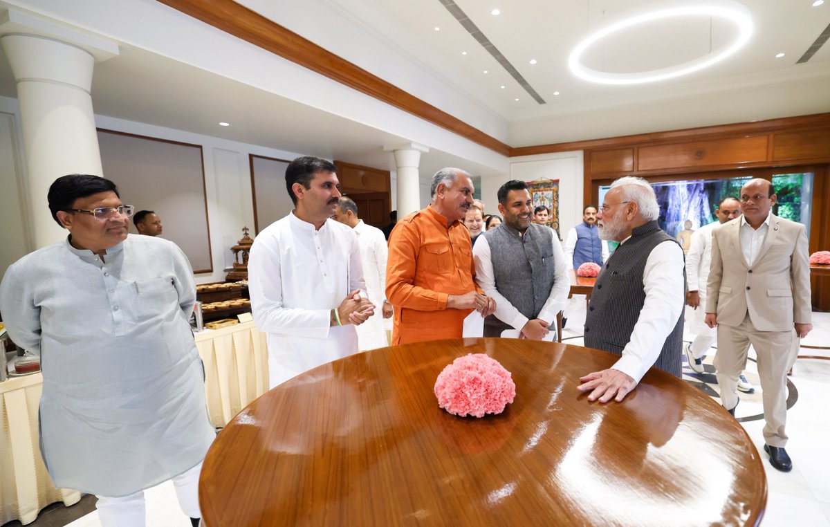 NayabSainiBJP's tweet photo. यशस्वी प्रधानमंत्री आदरणीय श्री @NarendraModi जी से आज नई दिल्ली स्थित प्रधानमंत्री आवास पर हरियाणा भाजपा के वरिष्ठ पदाधिकारियों एवं माननीय विधायकों के साथ आत्मीय भेंट कर उनका स्नेह एवं मार्गदर्शन प्राप्त किया। इस अवसर पर भाजपा के राष्ट्रीय अध्यक्ष श्री @NitinNabin जी की गरिमामयी उपस्थिति भी रही।

बैठक में विभिन्न विषयों पर सार्थक एवं सकारात्मक संवाद हुआ। प्रदेश के विकास, जनकल्याण और संगठन को और अधिक प्रभावी बनाने से जुड़े विषयों पर भी विस्तार से चर्चा हुई।

आदरणीय प्रधानमंत्री जी का मार्गदर्शन और उनके विचार सदैव हमें जनसेवा के संकल्प को और अधिक मजबूती के साथ आगे बढ़ाने की प्रेरणा देते हैं।
