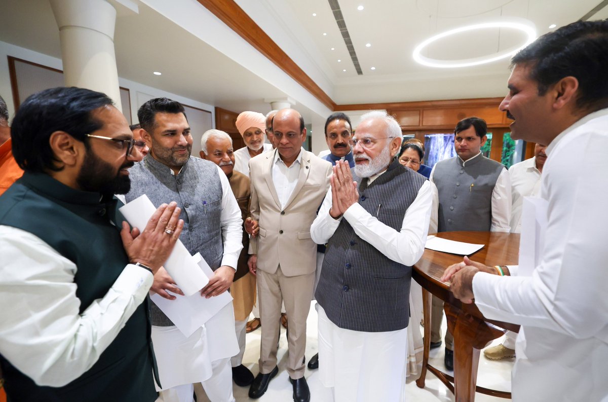 NayabSainiBJP's tweet photo. यशस्वी प्रधानमंत्री आदरणीय श्री @NarendraModi जी से आज नई दिल्ली स्थित प्रधानमंत्री आवास पर हरियाणा भाजपा के वरिष्ठ पदाधिकारियों एवं माननीय विधायकों के साथ आत्मीय भेंट कर उनका स्नेह एवं मार्गदर्शन प्राप्त किया। इस अवसर पर भाजपा के राष्ट्रीय अध्यक्ष श्री @NitinNabin जी की गरिमामयी उपस्थिति भी रही।

बैठक में विभिन्न विषयों पर सार्थक एवं सकारात्मक संवाद हुआ। प्रदेश के विकास, जनकल्याण और संगठन को और अधिक प्रभावी बनाने से जुड़े विषयों पर भी विस्तार से चर्चा हुई।

आदरणीय प्रधानमंत्री जी का मार्गदर्शन और उनके विचार सदैव हमें जनसेवा के संकल्प को और अधिक मजबूती के साथ आगे बढ़ाने की प्रेरणा देते हैं।