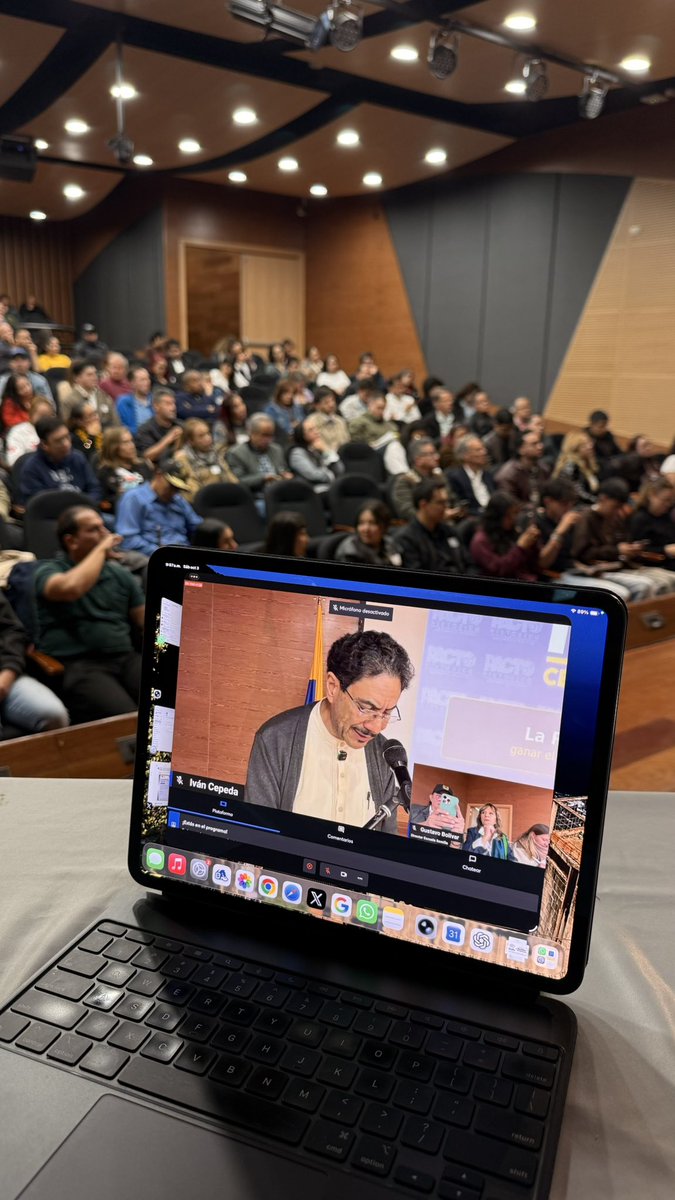 EscuelaSemilla's tweet photo. El Senador Iván Cepeda está dictando nuestra primera clase virtual. 
Síganlo aquí: https://t.co/MX1GQd72sO https://t.co/opXZXuCKQU