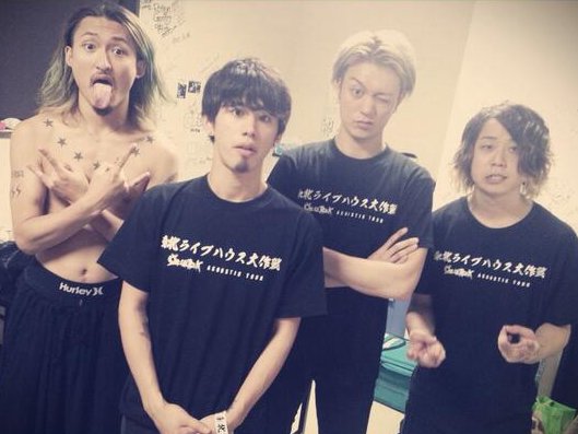 rocqnow's tweet photo. 過去の今日=2013年10月4日

ONE OK ROCK によるチャリティーツアーが開幕。東日本大震災の被災地復興プロジェクト「東北ライブハウス大作戦」によって建設されたライブハウスをまわった。岩手2会場、宮城1会場で計3公演を実施しており、全12曲をアコースティック形式での披露。 https://t.co/Em3Ks5IzAY