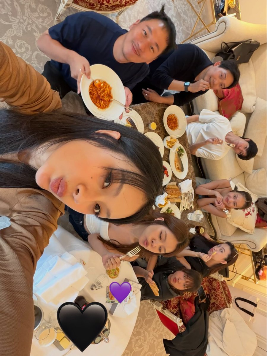 imisschoo's tweet photo. คือท่านคอลกันกลางว��ผู้คนขนาดนี้เลยหรอ เขารู้กันรอบวงแล้วสิว่าพวกแกเป็นแฟนกัน

#YSLxMilkPansa
#SaintLaurentSS27
#MilkPansa
#PFW #YSL 
#YvesSaintLaurent https://t.co/WLUnUkgzjl