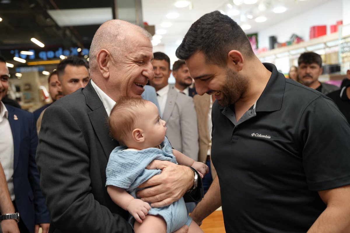 zaferpartisi's tweet photo. Genel Başkanımız Prof. Dr. Ümit Özdağ, parti heyetimiz, Hatay İl Başkanımız Serhat Tabanca ve İskenderun İlçe Başkanımız Deniz Kaya ile birlikte İskenderun Primemall AVM’yi ziyaret etti.

Ziyaret kapsamında esnafımız ve vatandaşlarımızla bir araya gelen Genel Başkanımız, vatandaşlarımızın sorunlarını ve taleplerini dinledi. Vatandaşlarımızla sohbet ederek bol bol hatıra fotoğrafı çektirdi.

İskenderun Primemall AVM’de bizleri ilgi ve samimiyetle karşılayan tüm vatandaşlarımıza teşekkür ederiz.